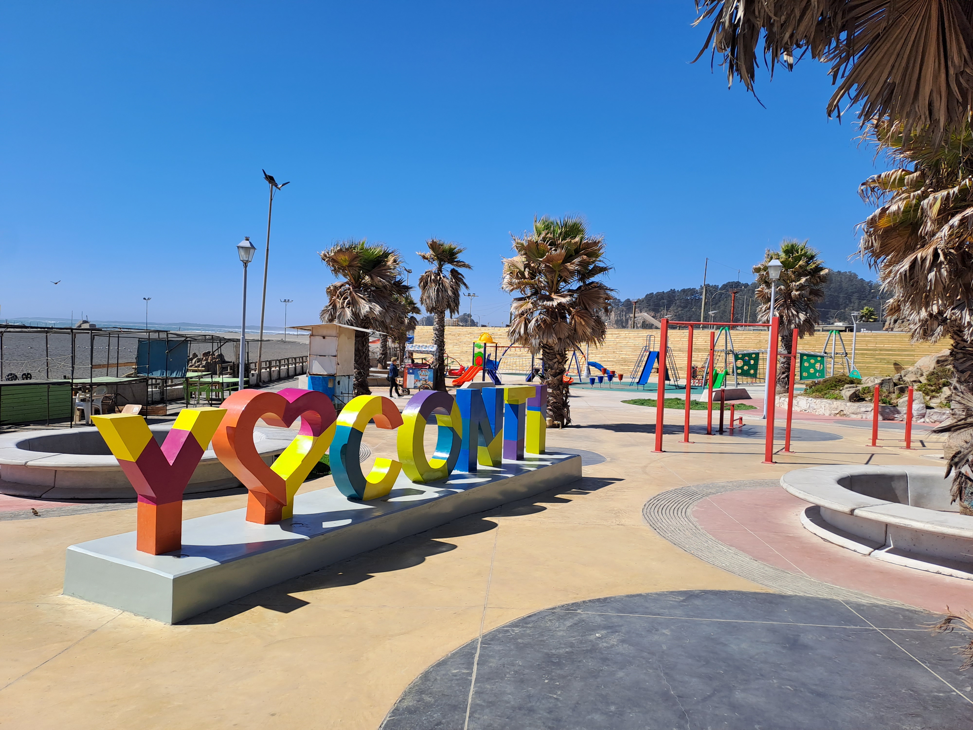 Fotografía del sendero, cercano al icónico letrero: yo amo Constitución